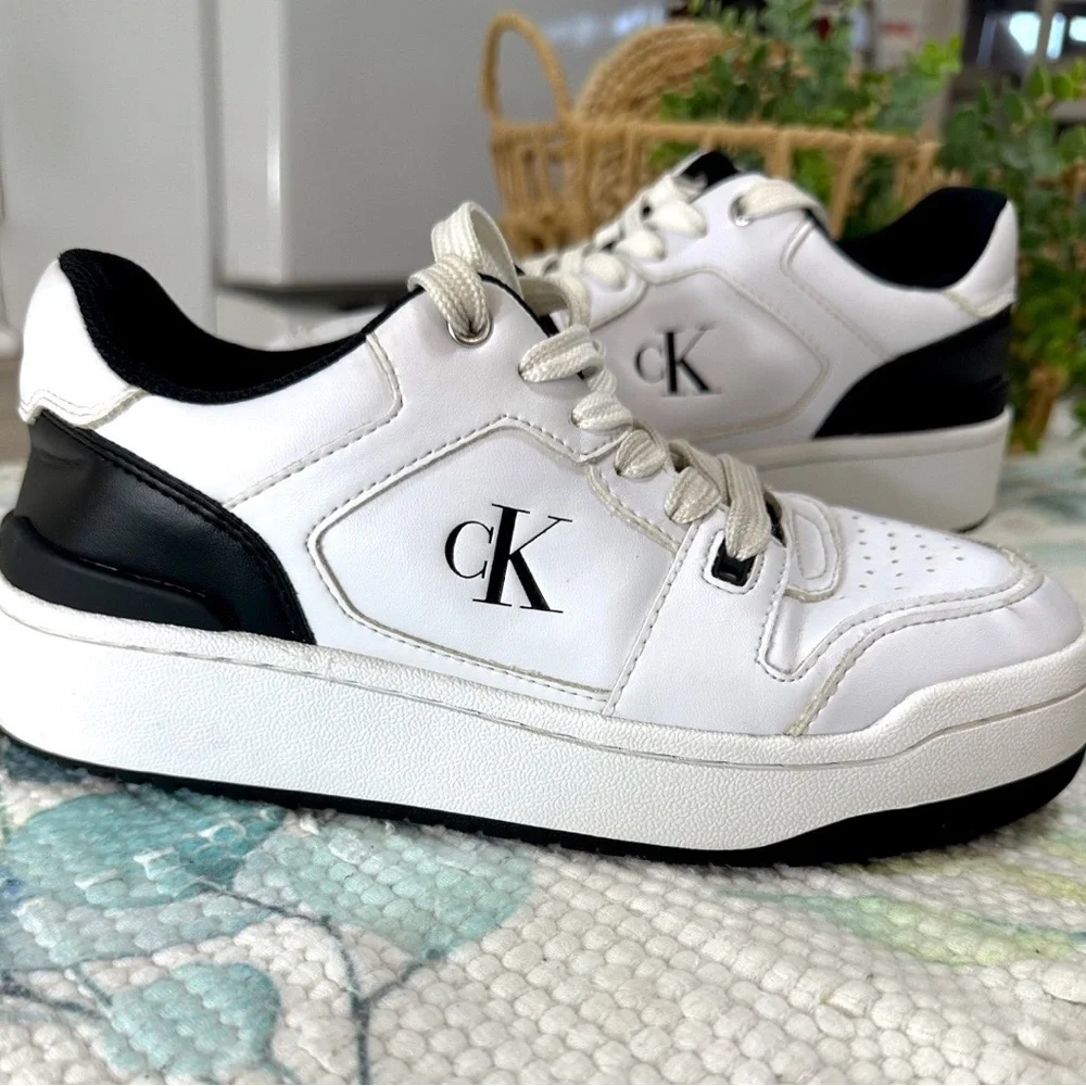 Calvin Klein Jeans Women’s Y2K Style Sneakers Low Top Sneaker White Black Size 6